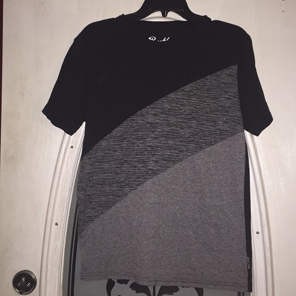 Gray and black shirt sleeve tee